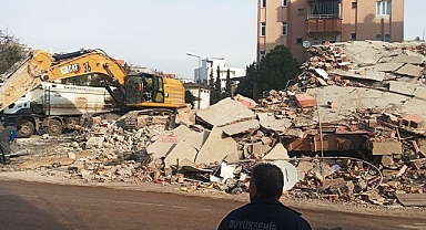 Şanlıurfa'dan yıkıma uğrayan Adıyaman'a iş makinesi desteği