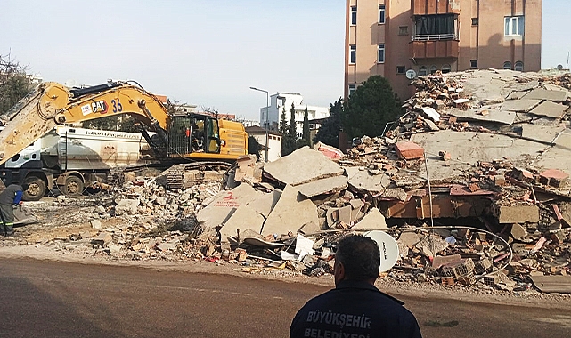 Şanlıurfa&#039;dan yıkıma uğrayan Adıyaman&#039;a iş makinesi desteği