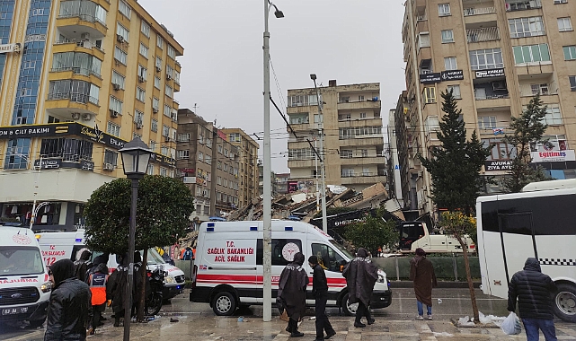 Şanlıurfa yine sallandı: Atatürk Bulvarında bir bina çöktü