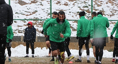 Şanlıurfaspor kar altında maça hazırlanıyor