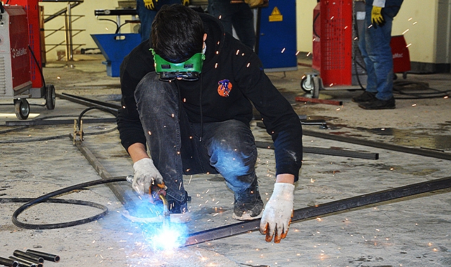 Siverek&#039;te liseli öğrenciler depremzedeler için çadır yapıyor