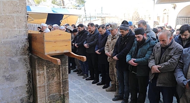 Urfa'da depremde hayatını kaybedenler toprağa verildi