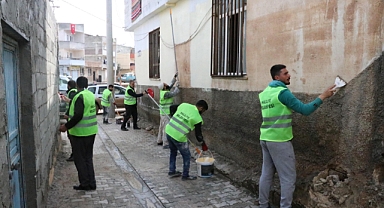 Haliliye Belediyesi selden etkilenen evleri boyuyor