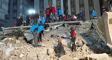 Şanlıurfa'da çöken binanın enkazında arama çalışmaları sürüyor