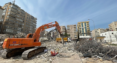 Şanlıurfa'da hasarlı binaların yıkım çalışmaları sürüyor
