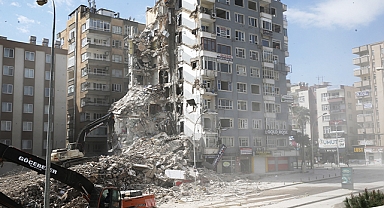 Şanlıurfa'da hasarlı binaların yıkımı sürüyor