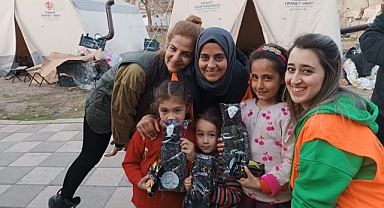 Şanlıurfa'da kadınlar depremzede çocuklara bez bebek gönderdi
