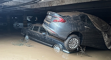 Şanlıurfa'da kapalı otoparktaki araçlar selden zarar gördü