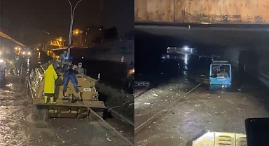 Şanlıurfa'da mahsur kalan belediye otobüsleri tank kurtarıcıyla çıkarıldı