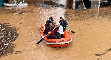 Şanlıurfa'da mahsur kalan vatandaşları kurtarma çalışmaları sürüyor