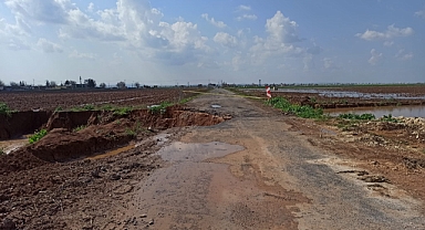 Şanlıurfa'da sel nedeniyle tahrip olan yol kapatıldı
