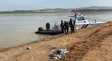 Şanlıurfa'da sel sularına kapılan tır sürücüsü bulunamıyor