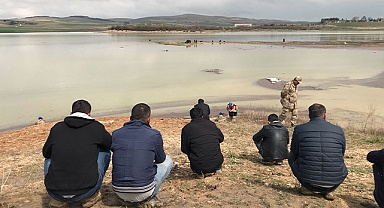 Şanlıurfa'da sel sularına kapılan tırın sürücüsü aranıyor