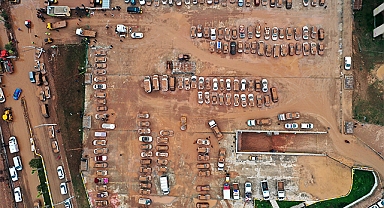 Şanlıurfa'da suyla dolan kapalı otoparktaki araçlar çıkarıldı