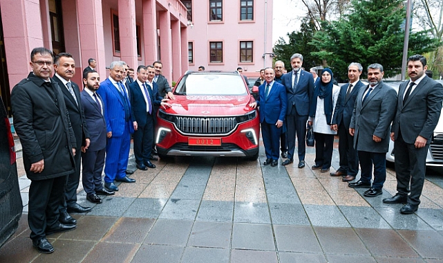 AK Parti Şanlıurfa milletvekili adayları TOGG ile hatıra fotoğrafı çekti