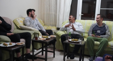 İYİ Parti adayı Emin Yetim öğrenci evine konuk oldu