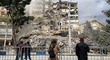 Şanlıurfa'da ağır hasarlı binaların yıkımı sürüyor