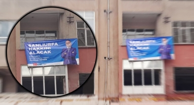 Şanlıurfa'da ağır hasarlı binaya seçim pankartı asıldı