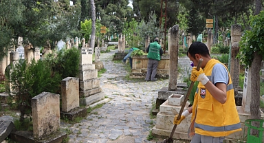 Şanlıurfa'da mezarlıklarda bayram hazırlığı
