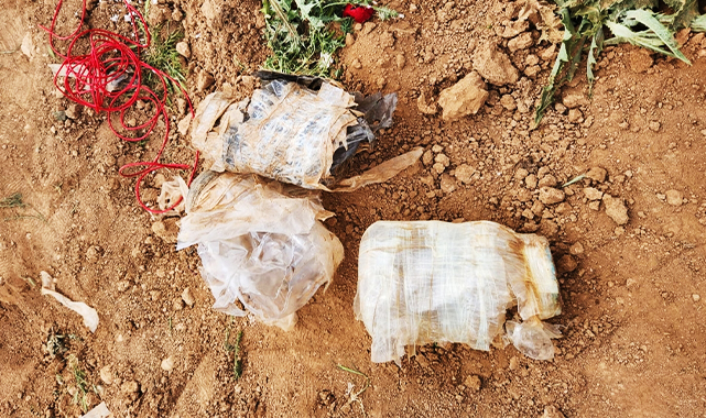 Şanlıurfa&#039;da tarlaya gömülü bidondan patlayıcı çıktı