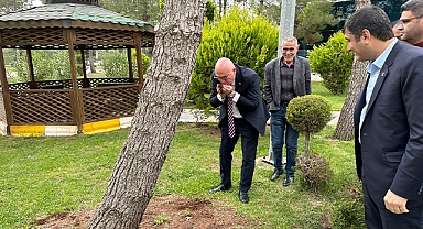 Tanal, uçaktan iner inmez toprağı öptü