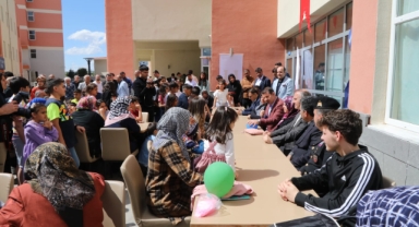 Vali Ayhan depremzedelerle bayramlaştı