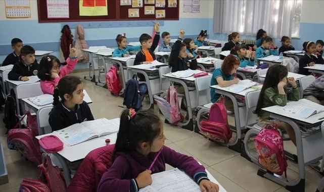14 Mayıs&#039;tan sonra okullar bir gün tatil edilecek
