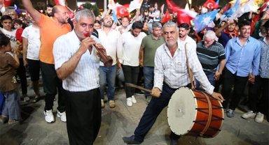 AK Parti Şanlıurfa il başkanlığı önünde kutlama