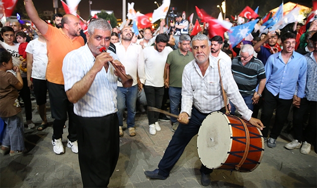 AK Parti Şanlıurfa il başkanlığı önünde kutlama