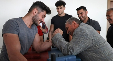 Beyazgül bilek güreşi yaptı
