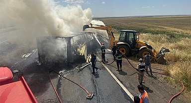 Şanlıurfa'da devrilen kereste yüklü tır yandı