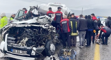 Tır ile yolcu minibüsü çarpıştı: 4 ölü