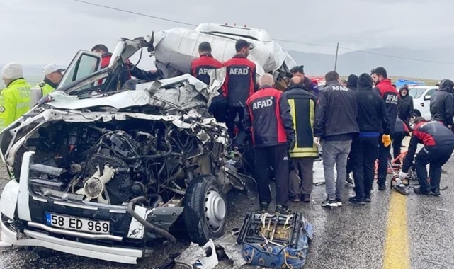 Tır ile yolcu minibüsü çarpıştı: 4 ölü