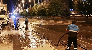 Viranşehir'de caddeler tazyikli suyla yıkandı