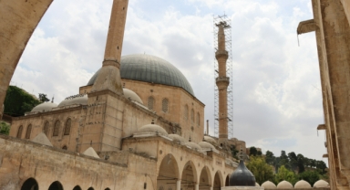Depremde hasar almıştı: Dergah camisinin minaresinde çalışma başlatıldı