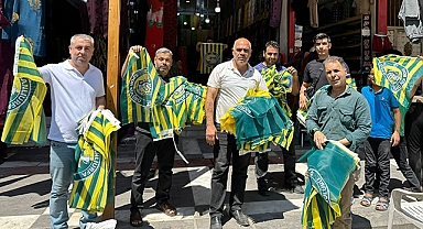 Final maçı öncesi Şanlıurfaspor bayrakları dağıtıldı