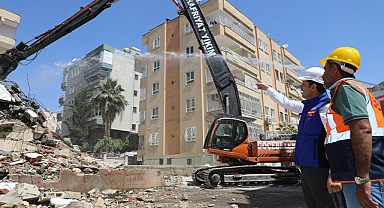 Şanlıurfa'da ağır hasarlı binaların yıkım işlemi sürüyor
