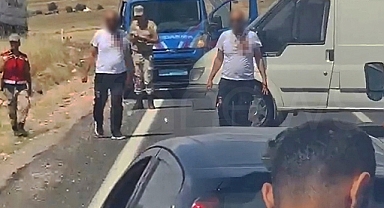 Şanlıurfa'da bıçaklı şahıs karayolunu trafiğe kapattı