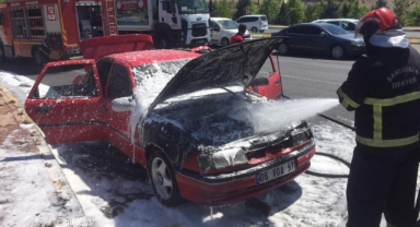Şanlıurfa'da seyir halinde otomobil yandı