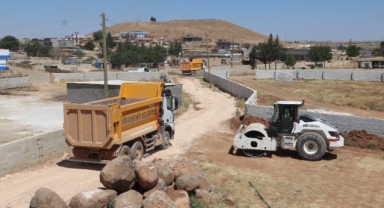 Viranşehir'in kırsal mahallelerinde stabilize yol çalışması