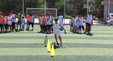 Haliliye'de çocuklar futbolun tekniğini öğreniyor