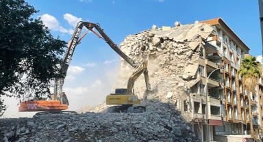 Şanlıurfa'da ağır hasarlı binaların yıkımı sürüyor