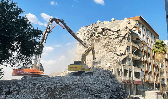 Şanlıurfa&#039;da ağır hasarlı binaların yıkımı sürüyor