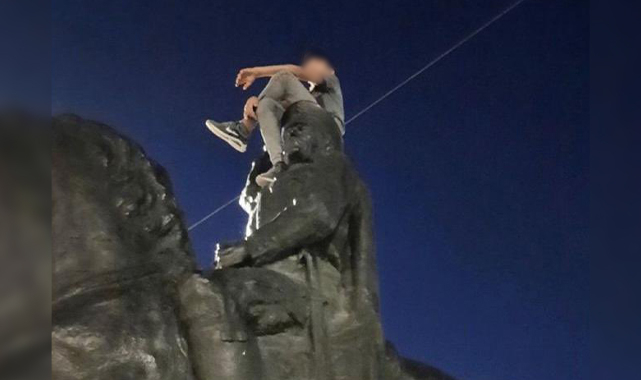 Şanlıurfa'da Atatürk heykelinin üzerine çıkan çocuk gözaltına alındı