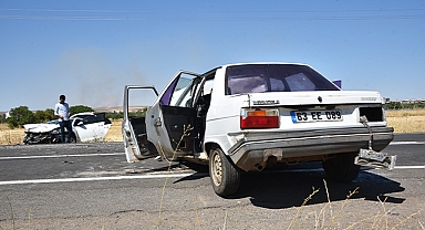 Şanlıurfa'da iki otomobilin çarpıştığı kazada ölü ve yaralılar var