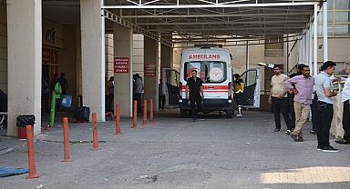 Şanlıurfa'da otomobil şarampole devrildi: 2 kişi öldü, 3 kişi yaralandı