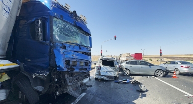 Şanlıurfa'da tır, kırmızı ışıkta bekleyen araçların arasına daldı: Yaralılar var