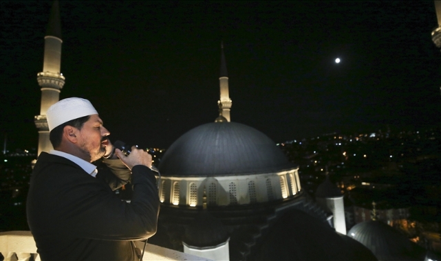 Ülke genelindeki camilerde sela okundu