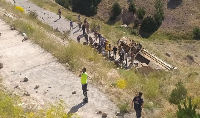 Yolcu otobüsü şarampole devrildi: 7 kişi ölü, çok sayıda yaralı var