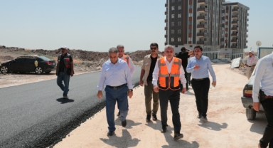Büyükşehir belediyesinden Karaköprü'de asfalt çalışması